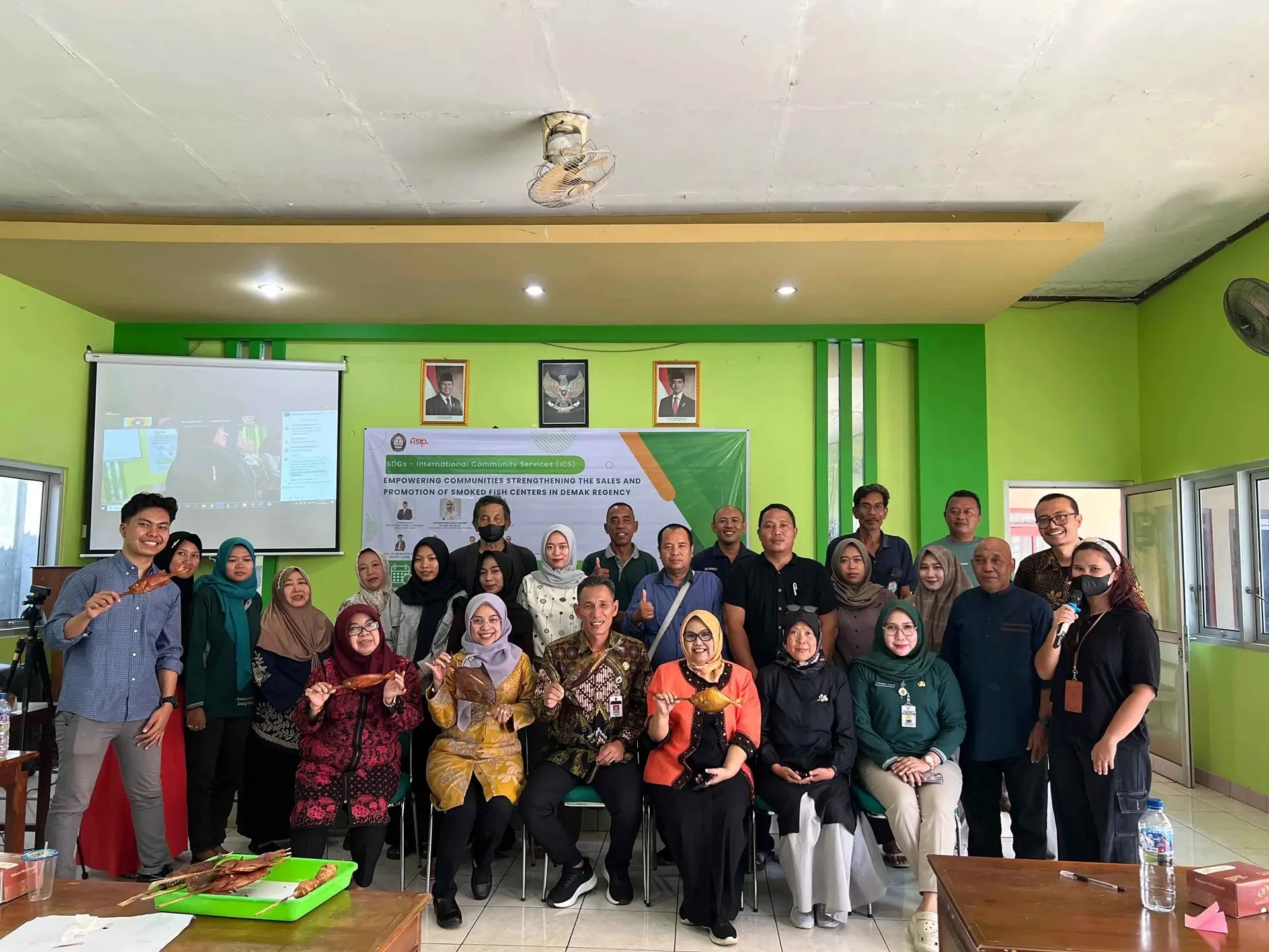Department of Public Administration FISIP Undip Holds International Community Services: Empowering Fish Smokers Community in Demak with IIUM Malaysia